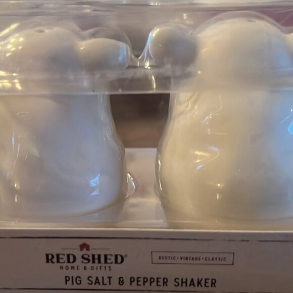 Red Shed Pig Salt and Pepper Shaker Set - Picture 5 of 7